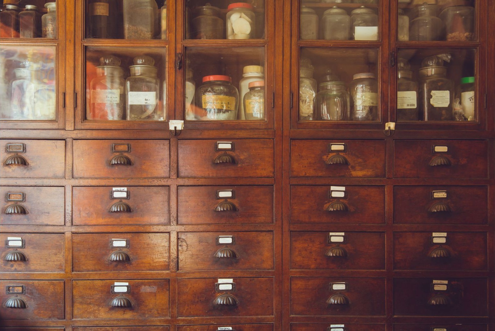 Locandina Tra profumi e veleni: alchimisti e speziali di brescia